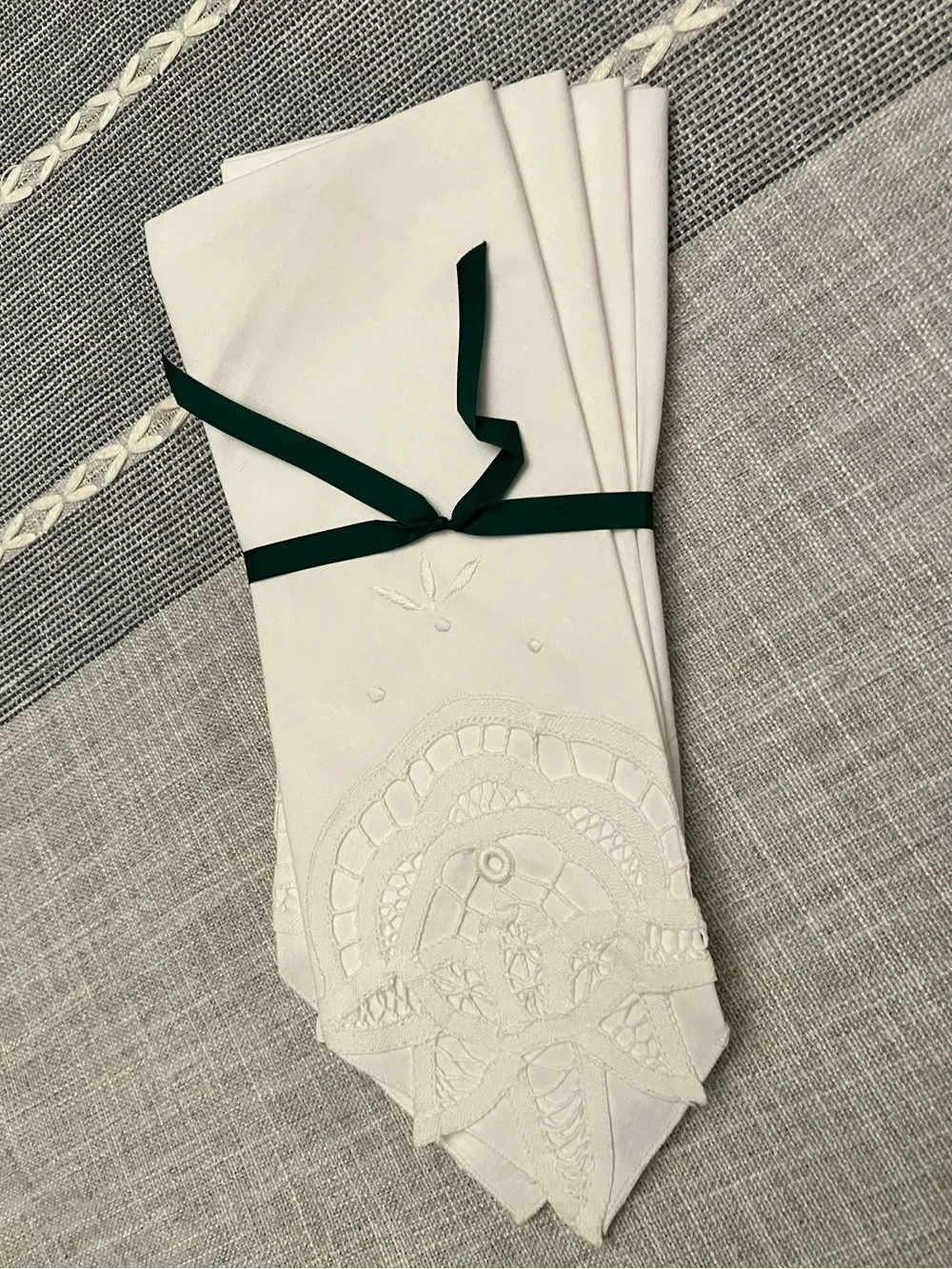 Set of 4 vintage crisp white cloth napkins w/ Battenberg lace embroidered corner
